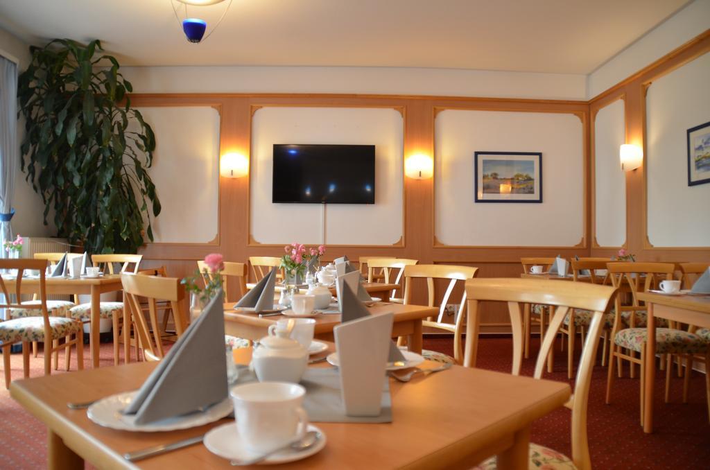 Hotel-Pension Pastow Garni Broderstorf Exterior photo